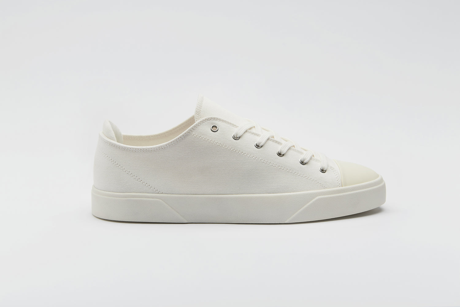Premium white summer shoe, made with a high-quality organic cotton canvas.