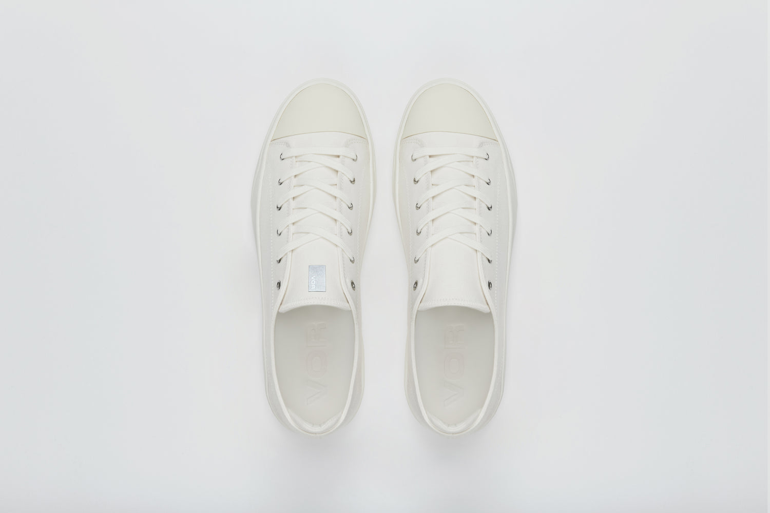 Classic white summer sneaker with a luxurious feel.