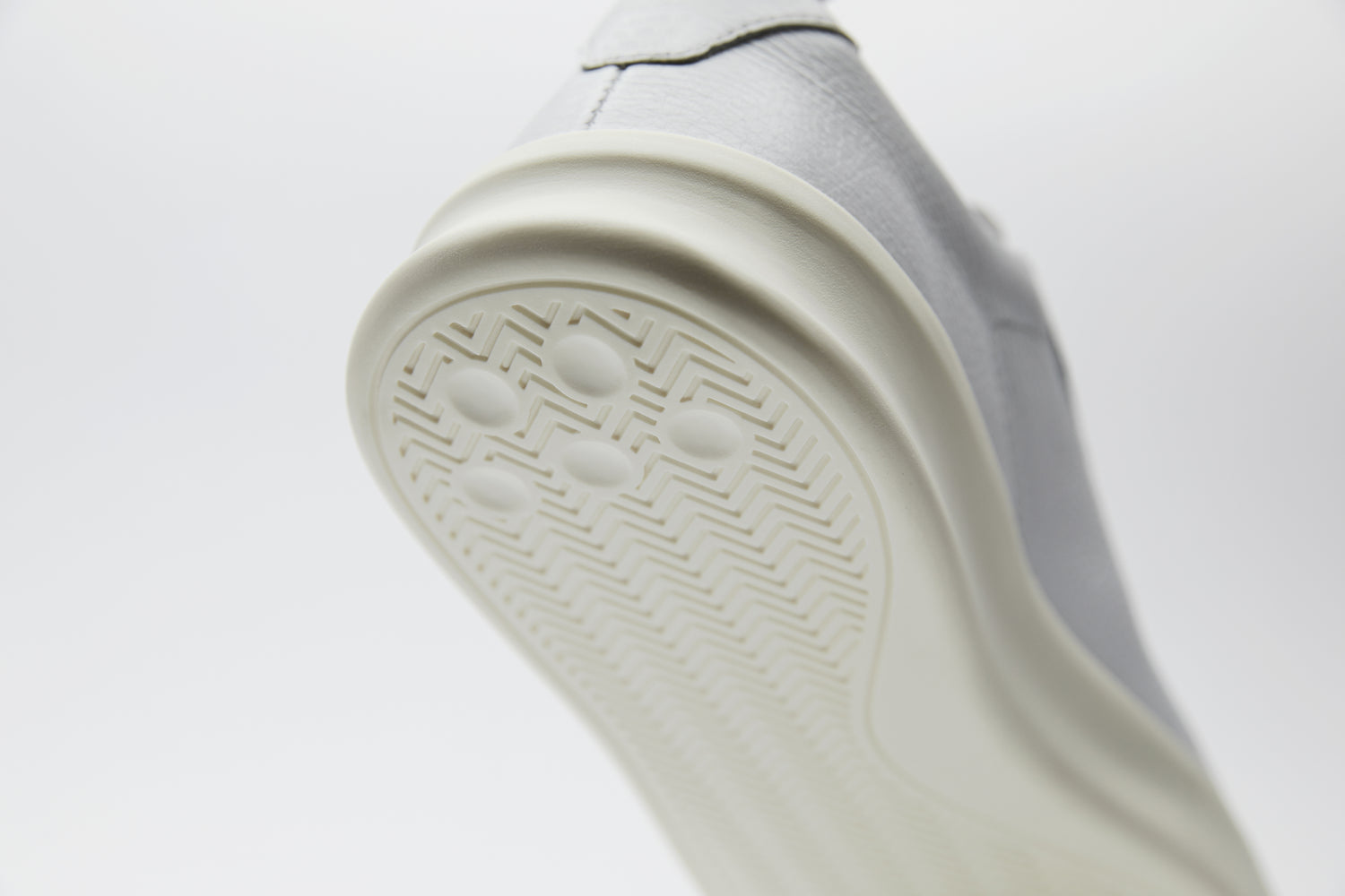 A flexible yet sturdy sole for long-lasting comfort.