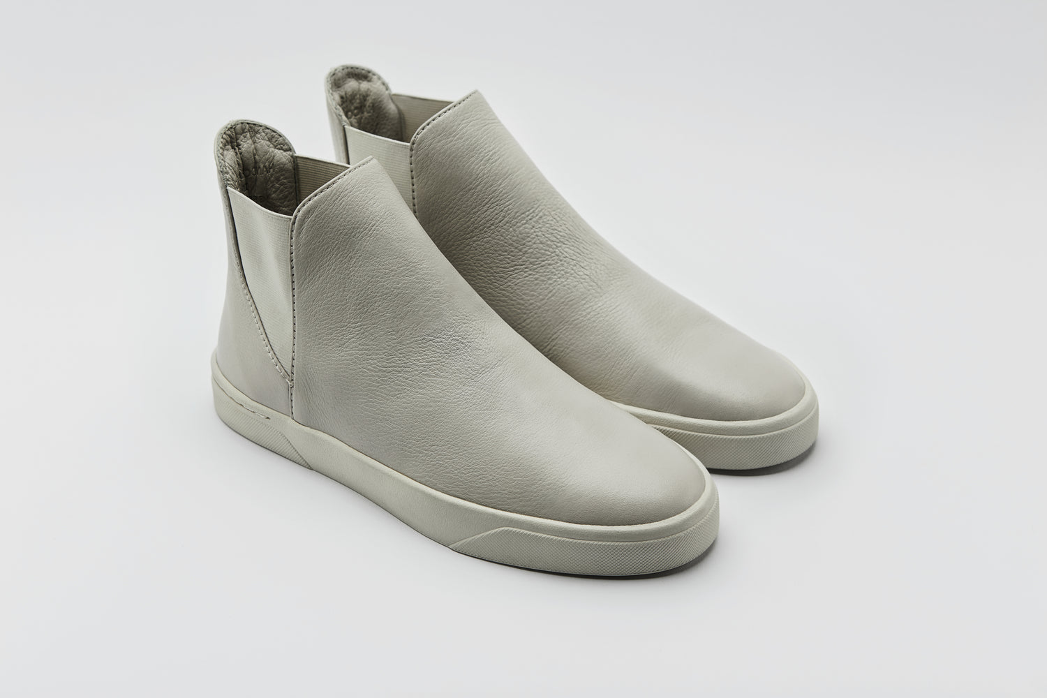 Premium high top sneaker, made from high quality leather and a buttery soft calfskin lining.