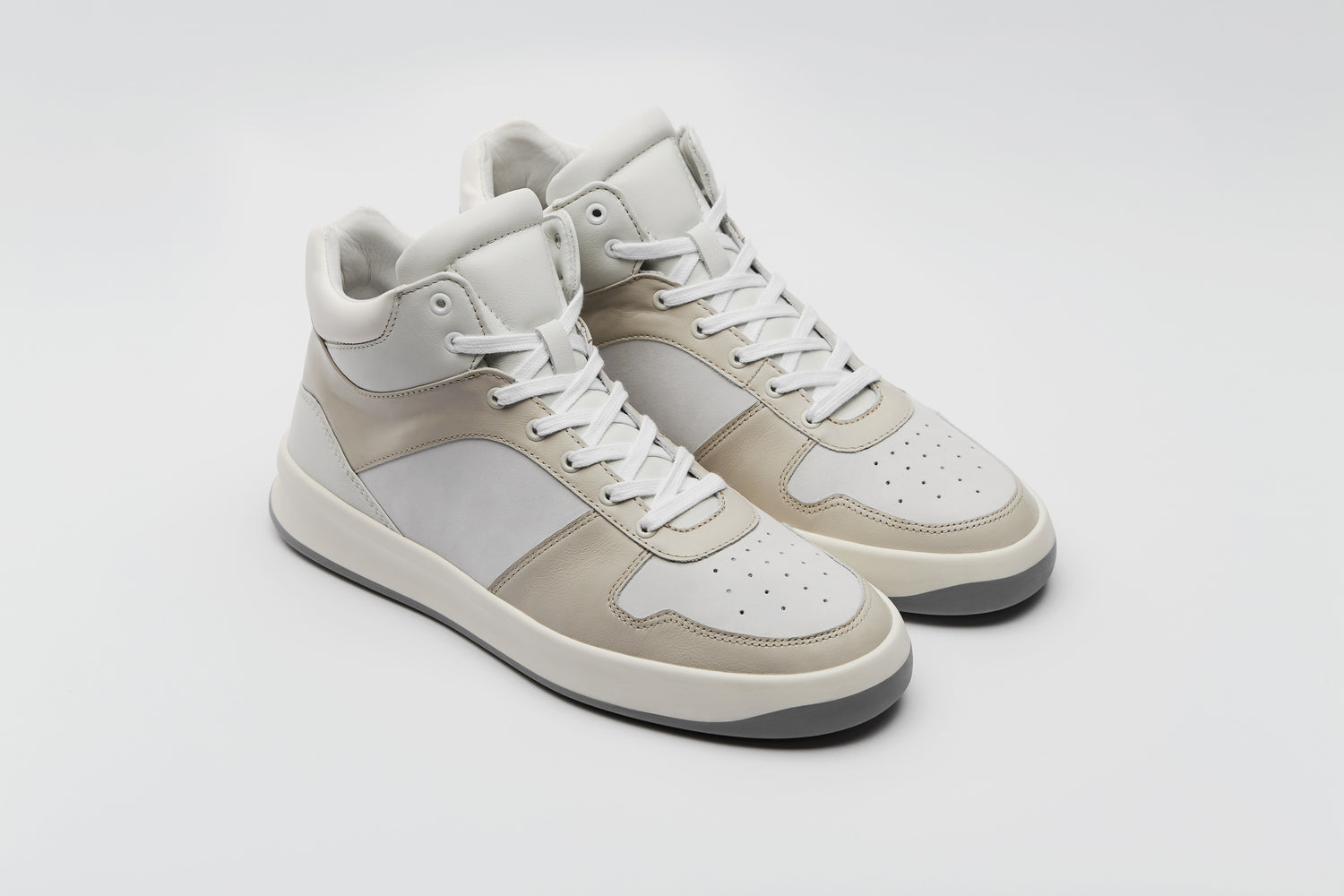 High-top sneaker consisting of high quality leathers.