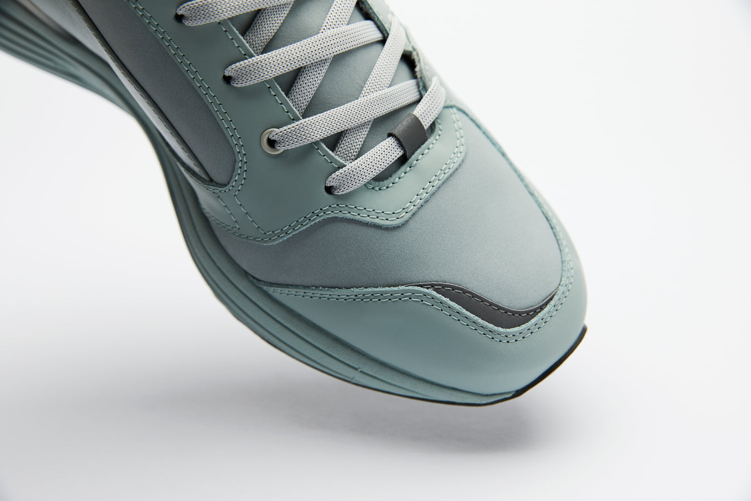 Tonal sneaker with luxurious top grain, nubuck and rubberised leather panels.