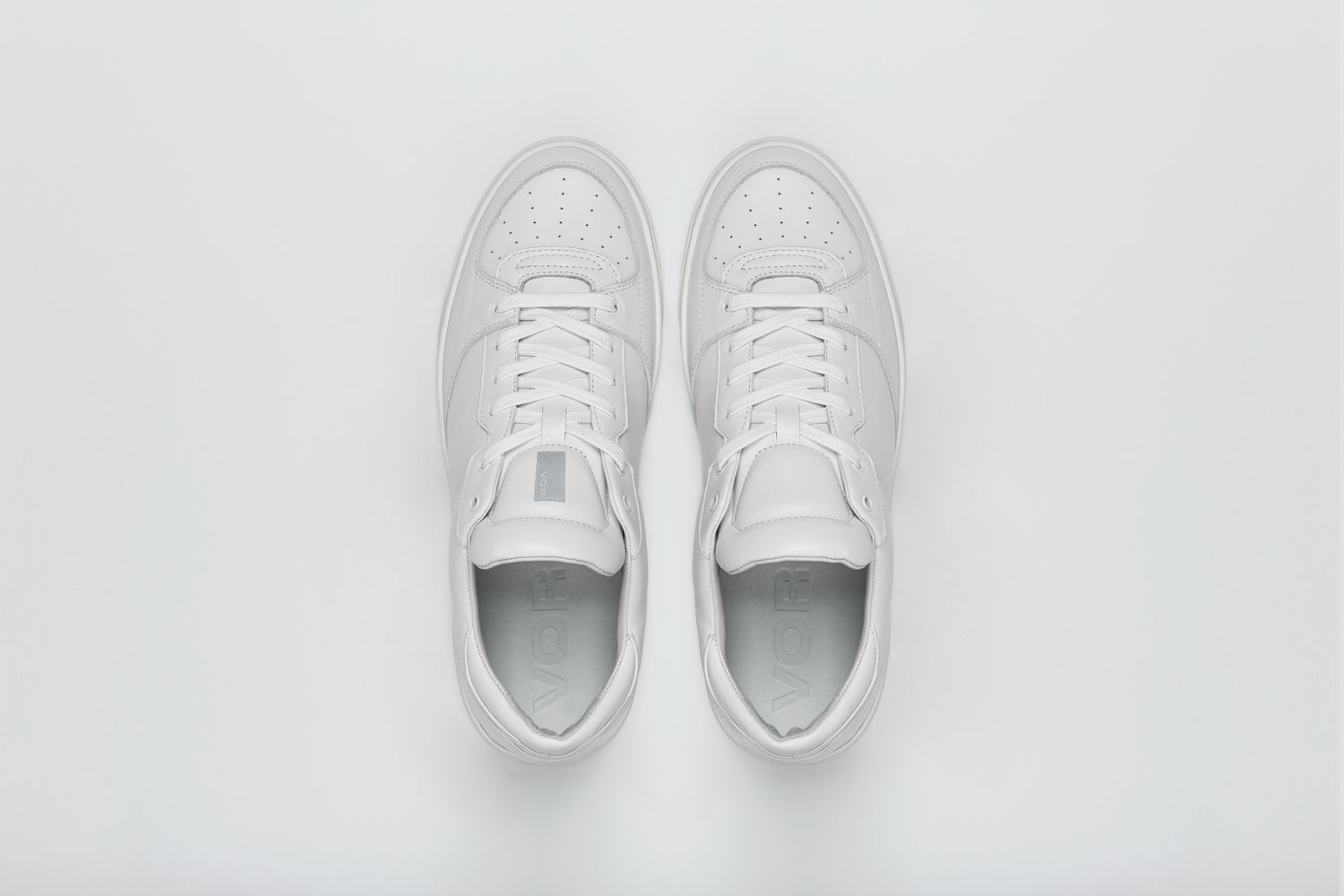 High quality white leather sneaker with a tonal calfskin leather lining.