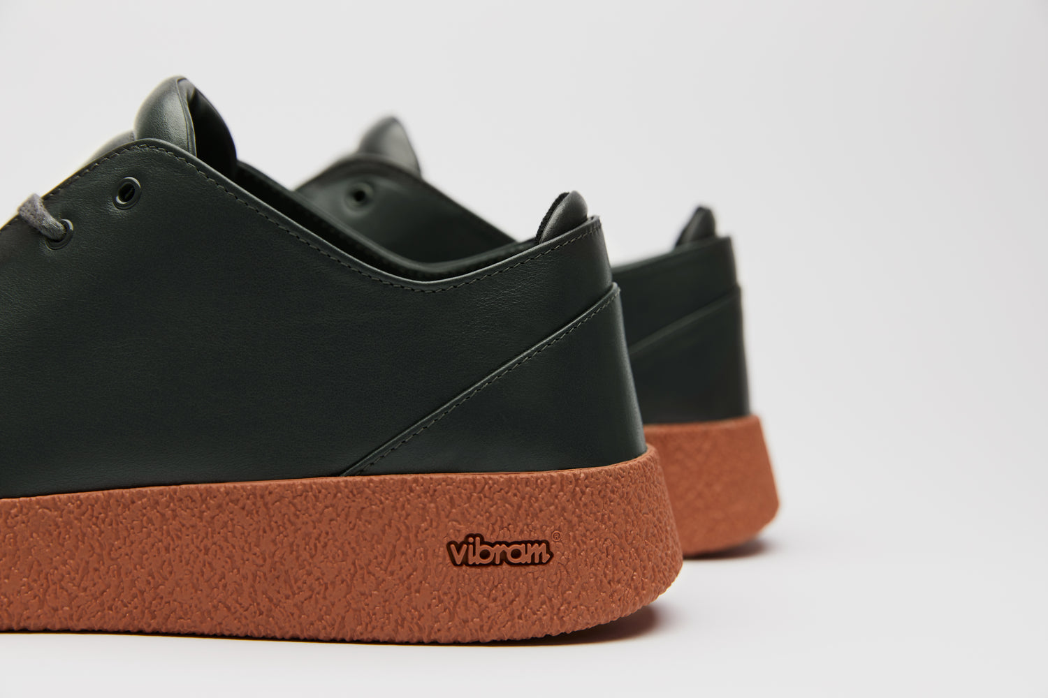 Contemporary sneaker in dark grey and brown with a minimalist look.